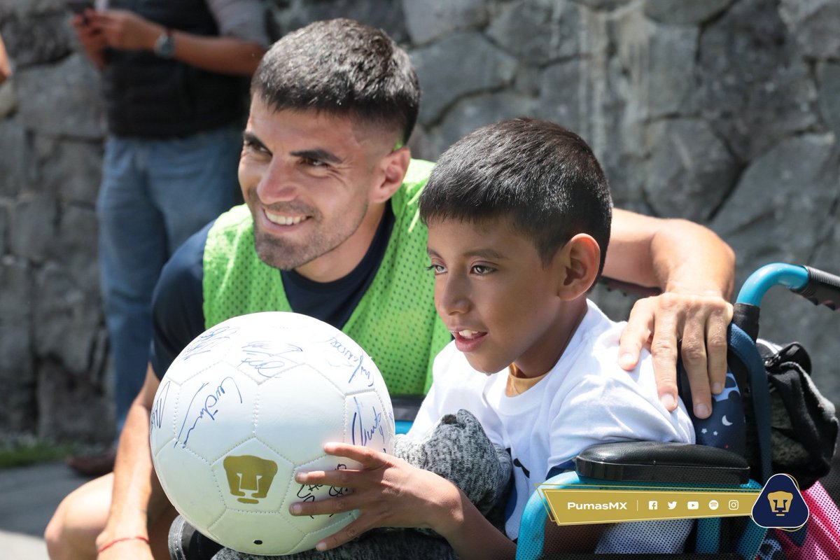 PumasMX's tweet photo. Goyo y nuestros pequeños aficionados nos sorprendieron durante el entrenamiento. ¡Gracias por las goyas, pumitas!

#SoyDePumas https://t.co/XUUUWhzNYA