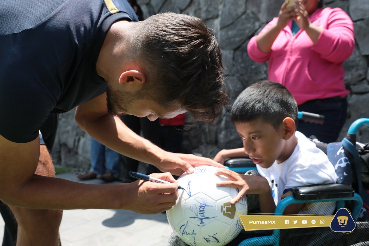 PumasMX's tweet photo. Goyo y nuestros pequeños aficionados nos sorprendieron durante el entrenamiento. ¡Gracias por las goyas, pumitas!

#SoyDePumas https://t.co/XUUUWhzNYA