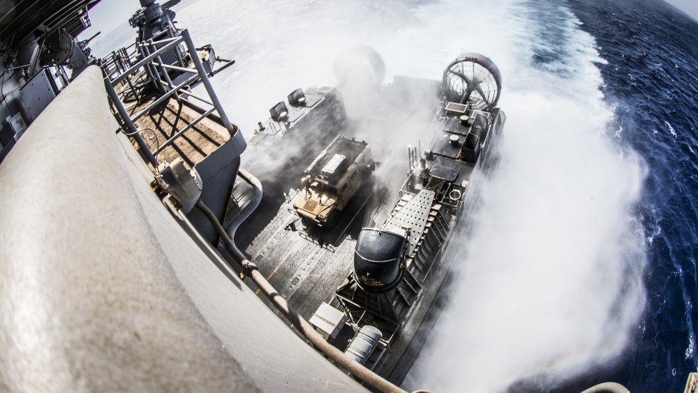 USPACOM's tweet photo. @11thMEU and #ACU5 conduct #LCAC Operations aboard @uss_boxer during #EagerLion2019, @CENTCOMs largest and most complex exercise, integrating forces in a multilateral environment, operating in realistic terrain and strengthening #miltomilrelationships #FreeandOpenPacific https://t.co/23qfH9QIB1