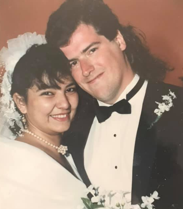 Susana_Tupper's tweet photo. Met on Sat.💃🕺@ a club 🎃weekend. The next Mon went 2🍨&amp; 🎞️. He picked me up &amp; met my parents. They left for a 3 wk trip 2🇲🇽. When they returned after 🦃Day, I told them "We're engaged!" 6 mths later👰🏽🤵🏻‍♀️💒.
#FirstDateStory #29yearslater #WinTheEra @Chas10Buttigieg @PeteButtigieg https://t.co/c2NeoJR4k3