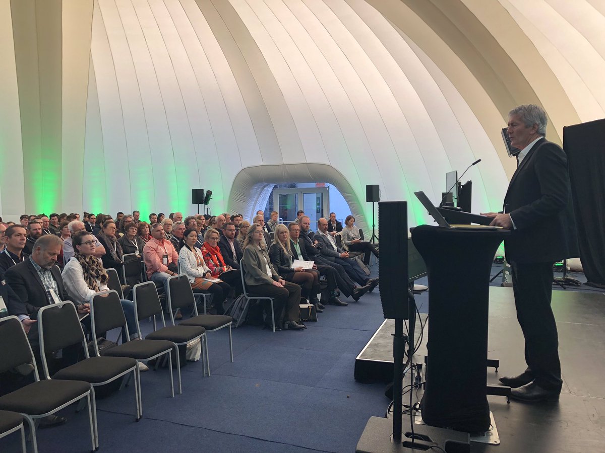 DamienOConnorMP's tweet photo. Happy to open Day 2 of the #nzwine and @BragatoResearch conference.
International demand for our wine is at record levels, bringing in $1.8 billion dollars in the last year! Our wine industry is a major regional employer &amp; a shining example of value over volume. Cheers 🍷🍇🍾 https://t.co/66FFntYFQj