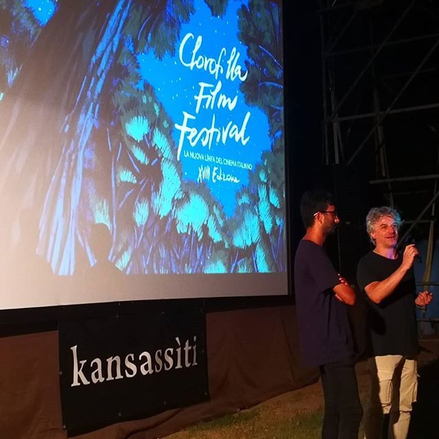 Chiudiamo questa stagione di cinema alla Cava con "Bangla" di Phaim Bhuiyan (nella foto con Gian Paolo Sammarco). Grazie a tutti per aver partecipato sempre numerosi alle nostre iniziative e al Clorofilla Film Festival che ci ha dato modo di apprezzare tante pellicole straor…