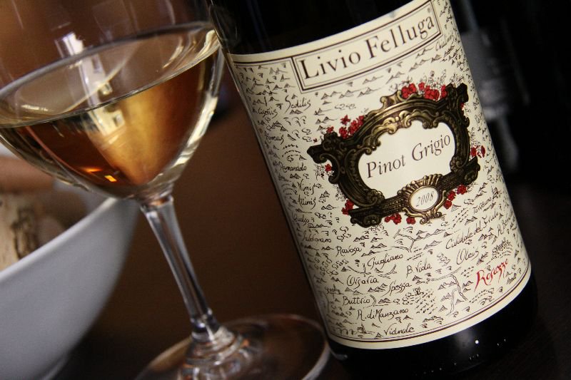 Crisp, ample and compact. Full, progressive. The attack is complex and velvety, fresh, embracing. Try this delicious #wine next time you stop by!