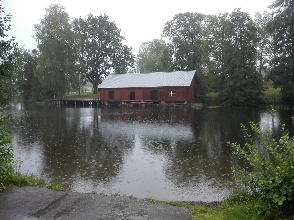 kristallnaach's tweet photo. ...und dann haben wir noch “unsere alte #Stuga“ vom letzten Jahr am Steg gegenüber besucht..steht ja nur 30 km weit weg vom #Fryken
#Borgvik's #Landsbron
#Grums #Grumskommun
#Schweden 🇸🇪 #Elchenländle19 https://t.co/Qby1rWDN8M