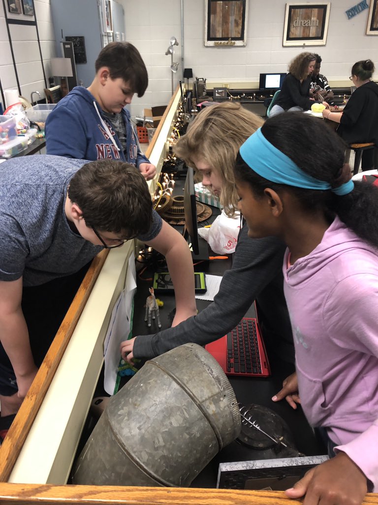 chenault_jamie's tweet photo. Doing tech the Dawg way— #hcsmakeitcount #bgmstech #middleschoolplay https://t.co/quRk6BLJEm