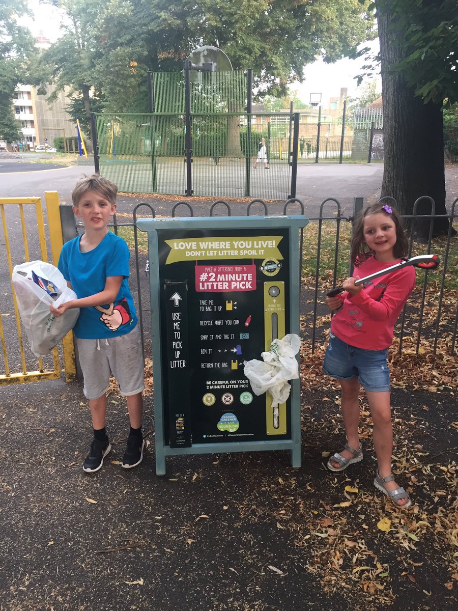 #2minutelitterpick <a href="/LBofHounslow/">Hounslow Council</a> Didn't they do well? All their idea not mine. We filled a bag in ten minutes and got lots of thankyous.