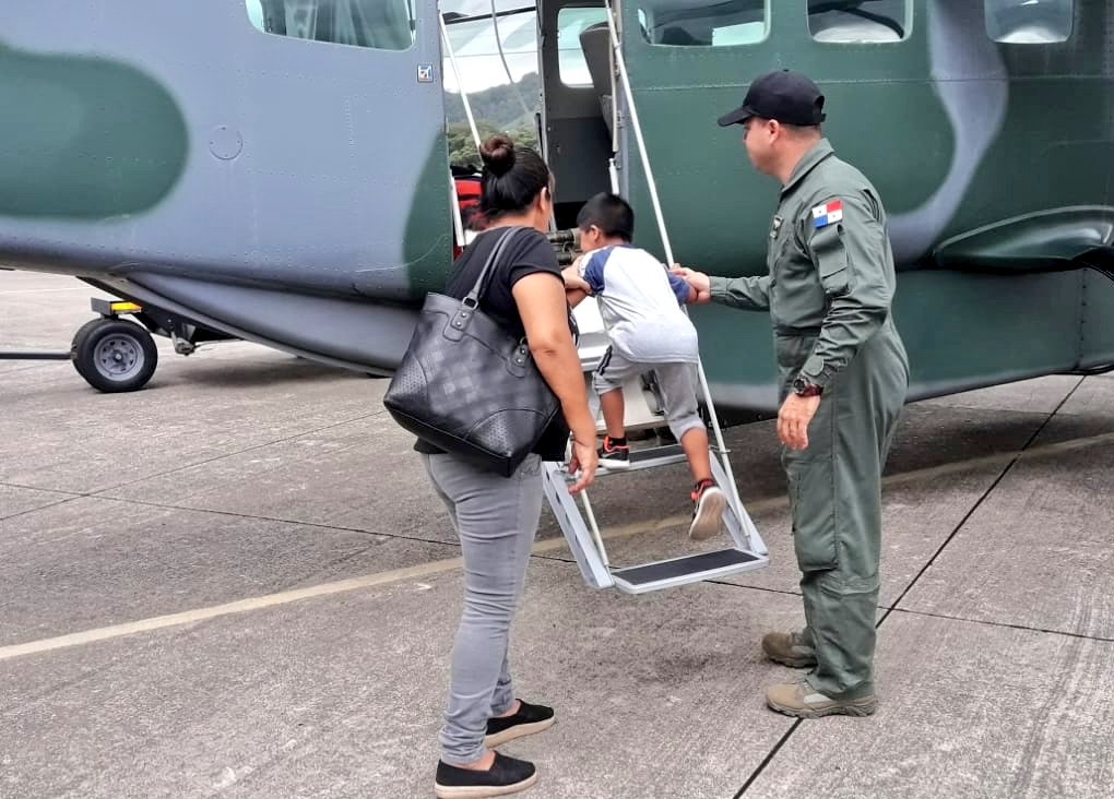 aeronavalpanama's tweet photo. Nuestro equipo #Aeronaval de pilotos y paramédicos brindó apoyo trasladando ✈️ a un menor con hipertensión pulmonar y a su  mamá desde Howard hasta la ciudad de David.

Seguimos extendiendo nuestro brazo de ayuda en bienestar del ciudadano. 

#UnidosLoHacemos https://t.co/CfJzAhHC5x