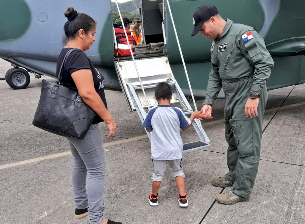 aeronavalpanama's tweet photo. Nuestro equipo #Aeronaval de pilotos y paramédicos brindó apoyo trasladando ✈️ a un menor con hipertensión pulmonar y a su  mamá desde Howard hasta la ciudad de David.

Seguimos extendiendo nuestro brazo de ayuda en bienestar del ciudadano. 

#UnidosLoHacemos https://t.co/CfJzAhHC5x