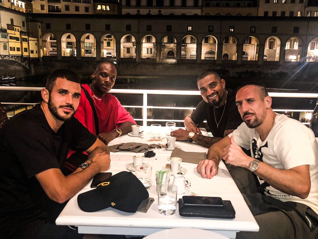 FranckRibery's tweet photo. Florence by night with the boys. ⚜️
Buona notte! 👌🏼
#QuestaÈFirenze #ForzaViola #fr7 #ribeng https://t.co/UK7oJ98PCe