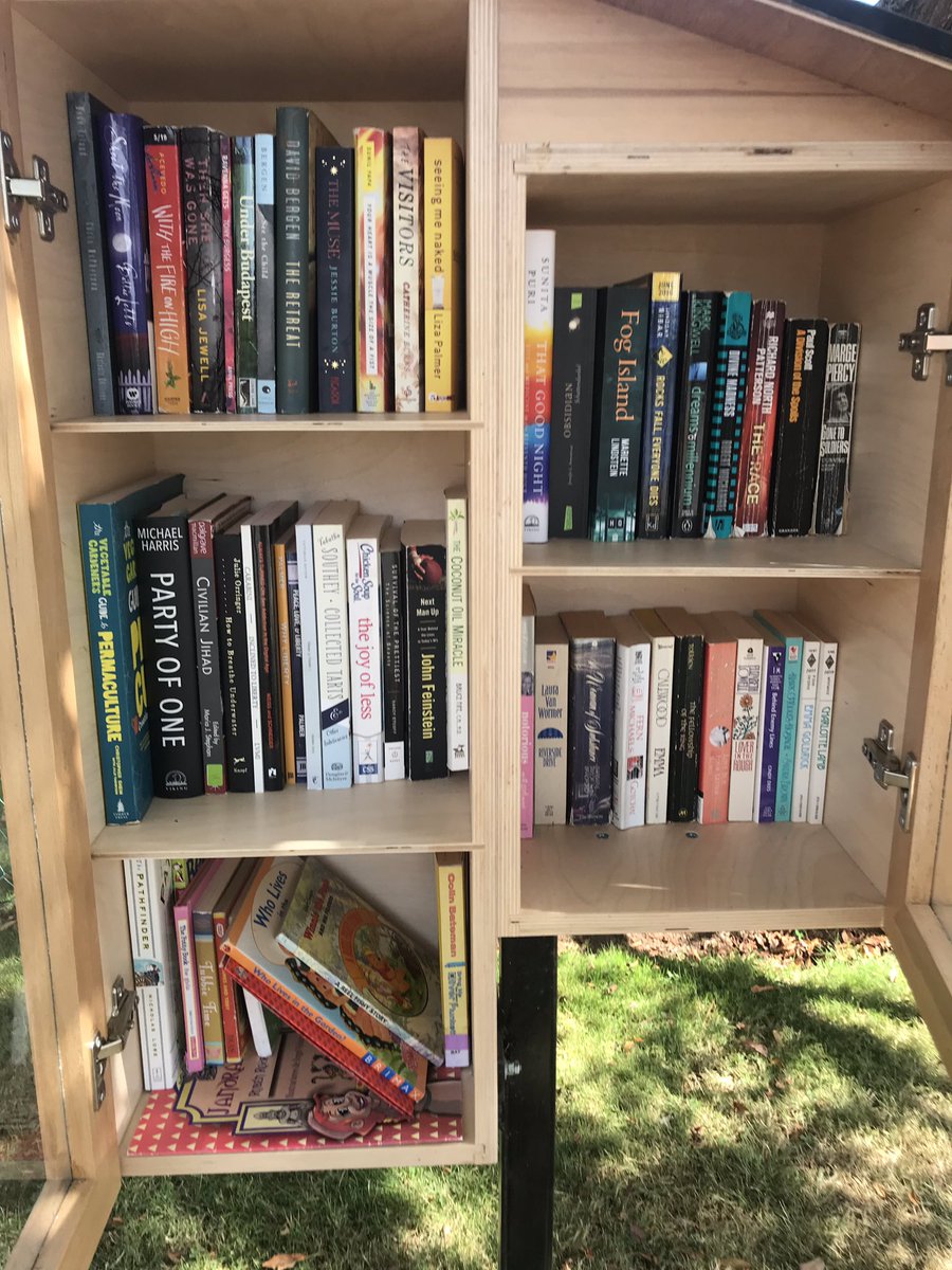 KingsleyLfl's tweet photo. Another #shelfie 

#LittleFreeLibrary #yyj #saanich https://t.co/cYpDjua1tM