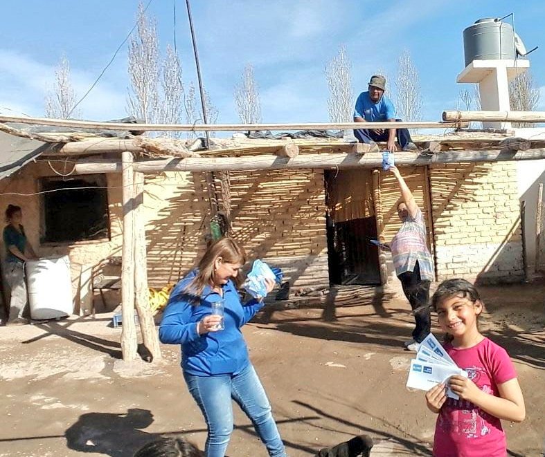 florenciacanali's tweet photo. Hoy estuvimos en Nueva California #SanMartin #Mendoza Seguimos recorriendo llevando las propuestas de nuestra próxima gobernadora @afernandezk y nuestro intendente @JorgeGimenezOk
#AnabelGobernadora
#JorgeIntendente
#FernandezFernandez https://t.co/14GPDMTyv8