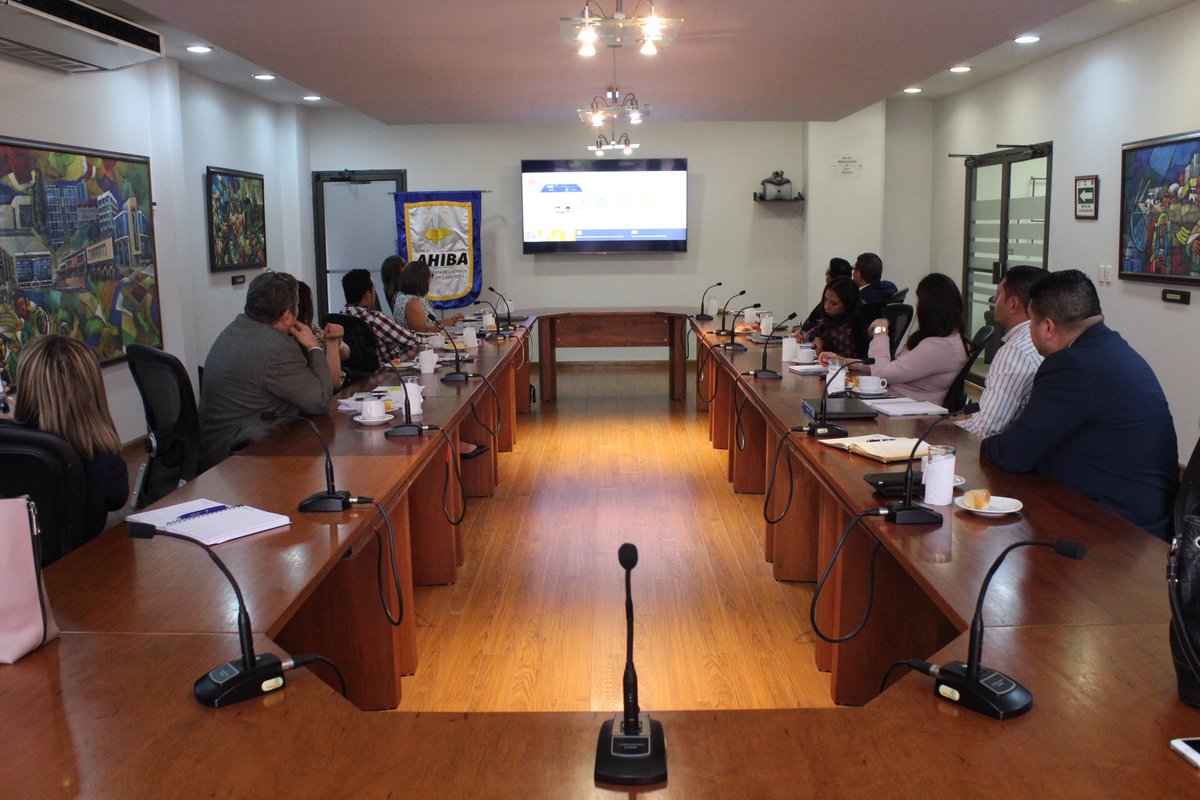 honduras2020's tweet photo. En conjunto con la AHIBA compartimos los beneficios de la plataforma Mi Empresa en Línea a los Bancos en Tegucigalpa. #Honduras2020 #MIEL #Mipymes https://t.co/Lej52AKMJM