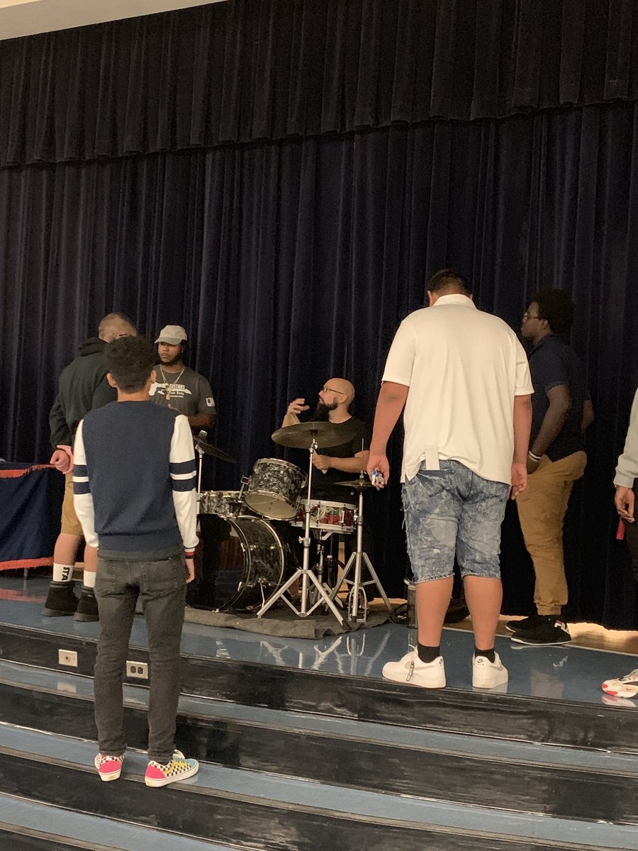 HomesteadSHS's tweet image. Thank you @guitarsoverguns for the guidance and inspiration you are providing our students. Creating opportunities for students to produce  and play music while connecting them to role models in our community. @MDCPSSouth @MDCPSCommunity