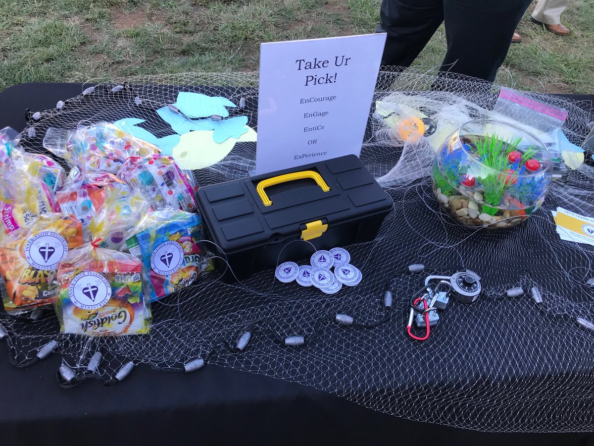 JNicholsonAngle's tweet photo. Yep freebies at Praise on the Patio ⁦@FerrumCollege⁩ ⁦@fcspirituallife⁩ https://t.co/lJ5QSJ5hSU