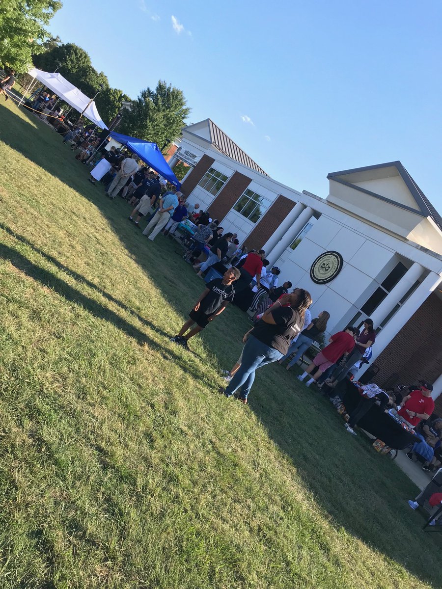 JNicholsonAngle's tweet photo. Praise on the Patio ⁦@FerrumCollege⁩ ⁦@fcspirituallife⁩ https://t.co/GiGaZPo1Yu
