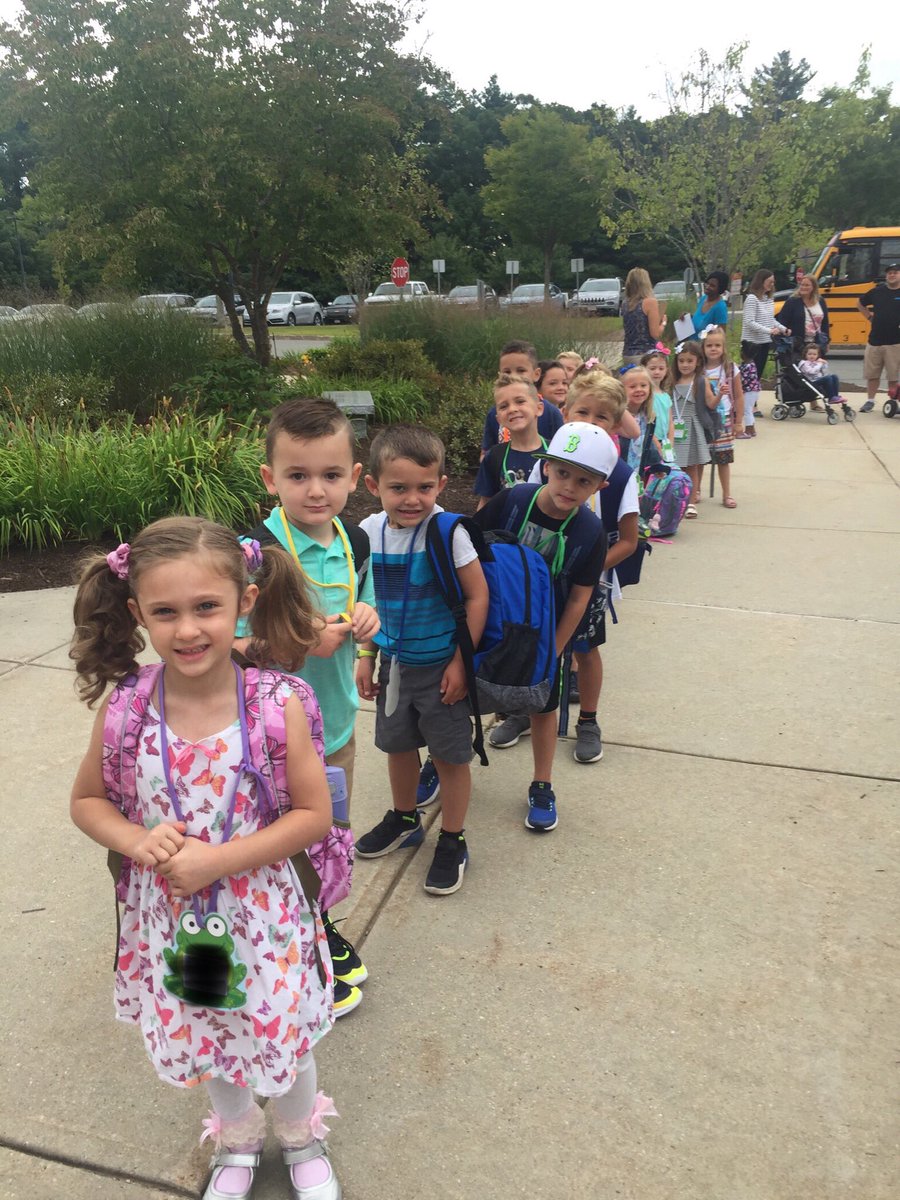 hCook_Mrs's tweet photo. Happy First Day of Kindergarten! #FranklinKellerKids #Day1 #smilesallaroumd https://t.co/iwTeEBsRs2