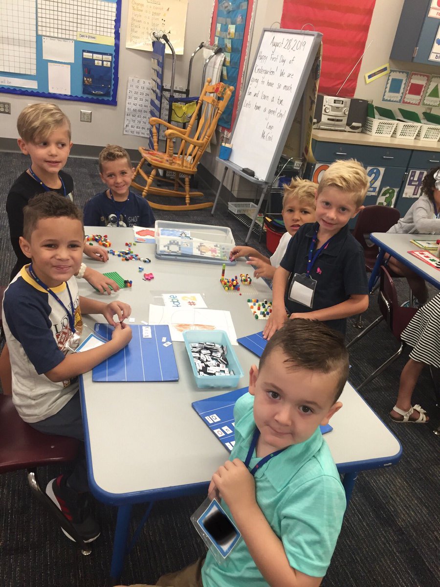 hCook_Mrs's tweet photo. Happy First Day of Kindergarten! #FranklinKellerKids #Day1 #smilesallaroumd https://t.co/iwTeEBsRs2