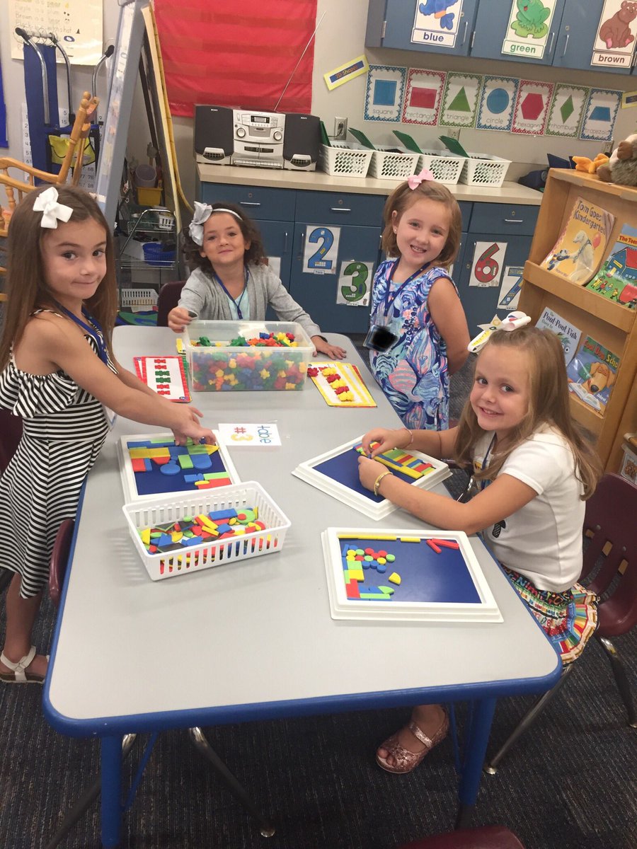hCook_Mrs's tweet photo. Happy First Day of Kindergarten! #FranklinKellerKids #Day1 #smilesallaroumd https://t.co/iwTeEBsRs2