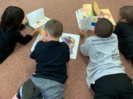 WaxhawESNC's tweet photo. Mrs. Griffin's class is choosing awesome books to enjoy and collaborate together! #UCPSBackToSchool #Literacy4U #EmpowerED @AGHoulihan @belyrz @jttopp https://t.co/njbLDx4x0S