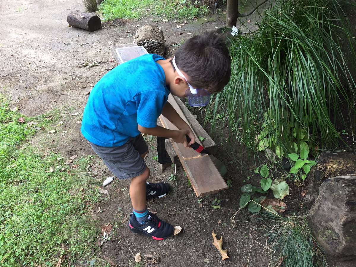 MSTokyoGarden's tweet photo. Making class name plate for their growing box. #MSTgarden #MSTsunshine #MSTteamwork https://t.co/wiCkuQJjIZ