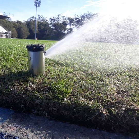 It’s Turfsday! QSAC has 2 x 8000 square metres of field across our 2 facilities... it takes 31 sprinklers on each field to keep it green and lush. Watering at night is they key whenever possible.⠀
📸Shane Townsend⠀
#qsacbrisbane #turfsday #smartwateri… ift.tt/2UhpTgv