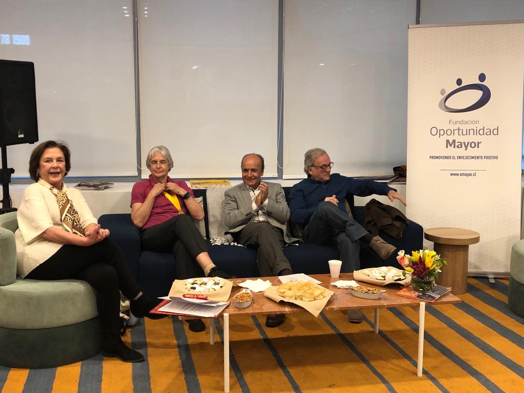 FundacionOMayor's tweet photo. En este momento comienza nuestro primer conversatorio ¡Envejecer y mantenerse activo! ¿Es posible en Chile?. #PersonasMayores de diferentes lugares participan en esta iniciativa que tiene por objetivo analizar el proceso de envejecimiento en Chile y cómo hoy se vive la vejez. https://t.co/7euL69FaBW
