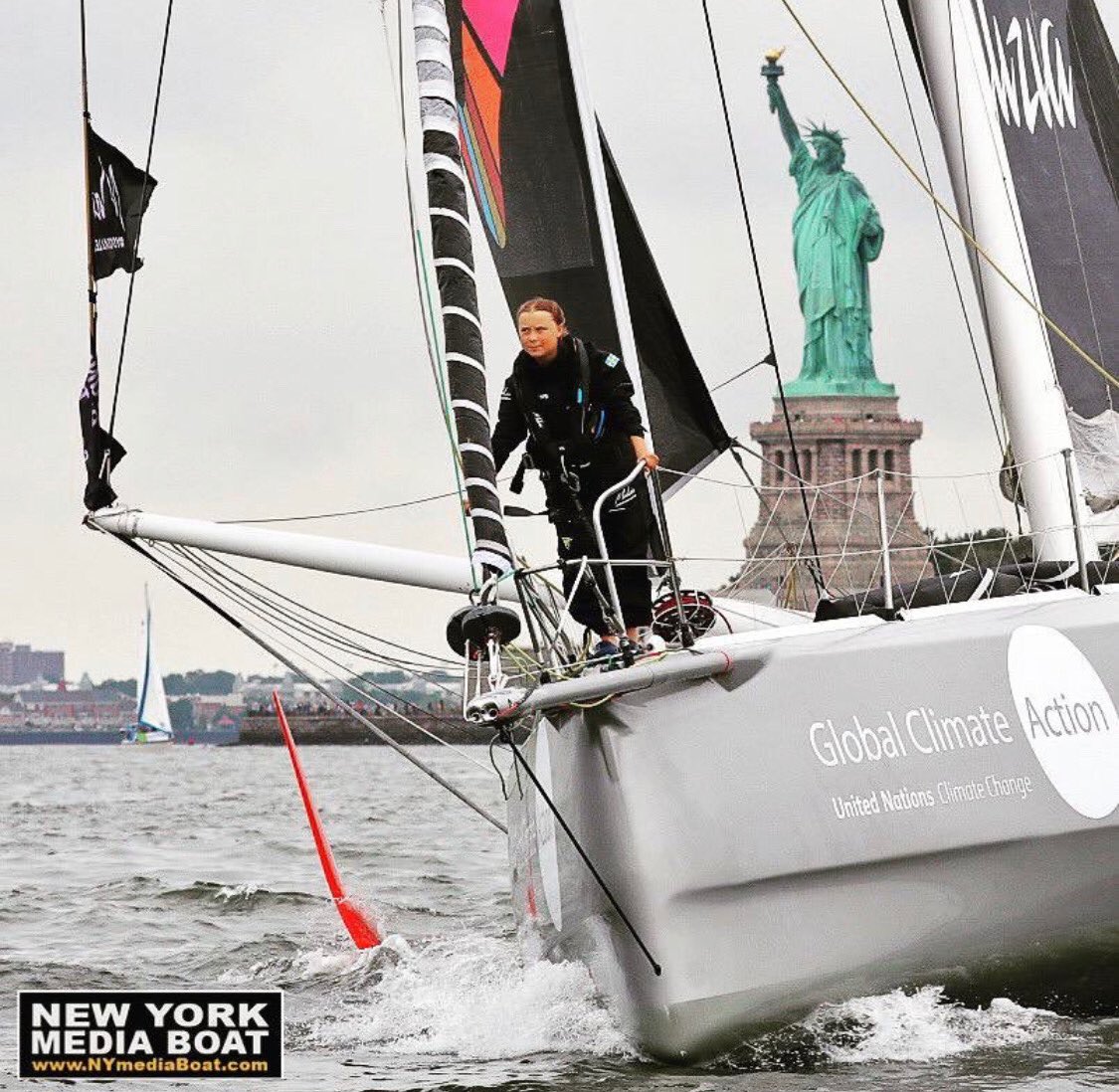 This could be THE photo of 2019

⁦<a href="/GretaThunberg/">Greta Thunberg</a>⁩ and Lady Liberty perfectly juxtaposed