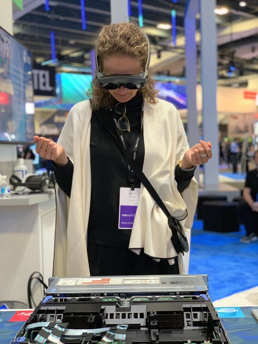 Mind blowing experience learning how to assemble ⁦a Dell Server. first VR - then AR - experience! Super cool. Possibilities are incredible and so too should our focus be on ensuring both Sustainable & Ethical use of Tech #Tech4Good #vmworld19 #ProjectVXR ⁦@vmwocto⁩