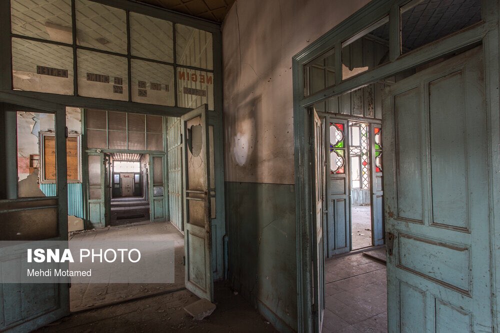 memotamed's tweet image. اینجا قدیمی‌ترین &quot;گراند هتل&quot; باقی‌مانده کل ایران است که رو به ویرانی‌ست. از زمستان پارسال چند بار برای عکاسی به اینجا رفتم و هر بار کلی حسرت و سرخوردگی حس کردم. با تشکیل کمپینی با هدف حفظ این بنا، یک سری از عکس‌ها را گزارش کردم و در ادامه کمی در مورد اهمیت این مکان توضیح می‌دم.