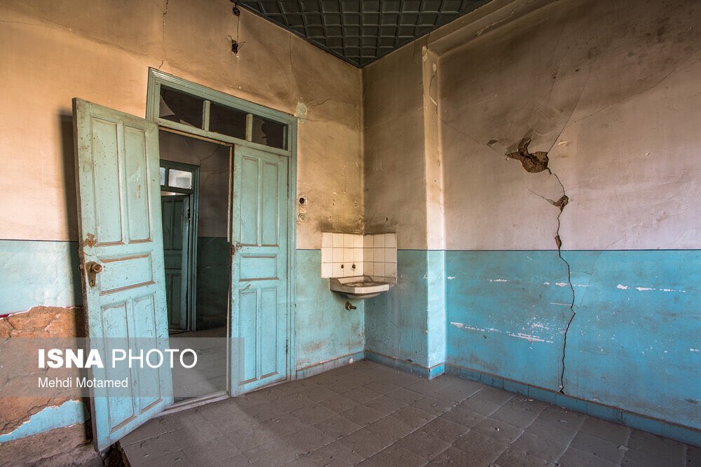 memotamed's tweet image. اینجا قدیمی‌ترین &quot;گراند هتل&quot; باقی‌مانده کل ایران است که رو به ویرانی‌ست. از زمستان پارسال چند بار برای عکاسی به اینجا رفتم و هر بار کلی حسرت و سرخوردگی حس کردم. با تشکیل کمپینی با هدف حفظ این بنا، یک سری از عکس‌ها را گزارش کردم و در ادامه کمی در مورد اهمیت این مکان توضیح می‌دم.