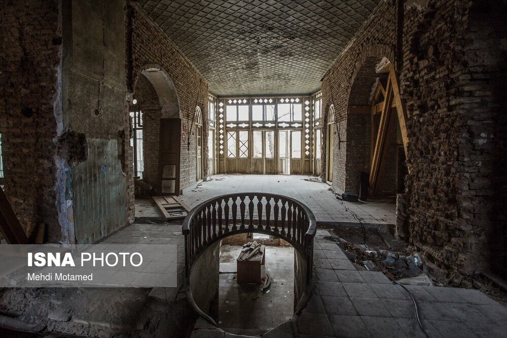 memotamed's tweet image. اینجا قدیمی‌ترین &quot;گراند هتل&quot; باقی‌مانده کل ایران است که رو به ویرانی‌ست. از زمستان پارسال چند بار برای عکاسی به اینجا رفتم و هر بار کلی حسرت و سرخوردگی حس کردم. با تشکیل کمپینی با هدف حفظ این بنا، یک سری از عکس‌ها را گزارش کردم و در ادامه کمی در مورد اهمیت این مکان توضیح می‌دم.