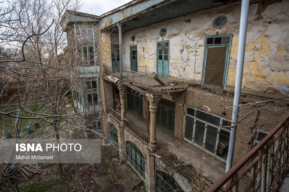 memotamed's tweet image. اینجا قدیمی‌ترین &quot;گراند هتل&quot; باقی‌مانده کل ایران است که رو به ویرانی‌ست. از زمستان پارسال چند بار برای عکاسی به اینجا رفتم و هر بار کلی حسرت و سرخوردگی حس کردم. با تشکیل کمپینی با هدف حفظ این بنا، یک سری از عکس‌ها را گزارش کردم و در ادامه کمی در مورد اهمیت این مکان توضیح می‌دم.