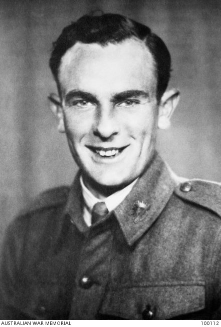 AWMemorial's tweet photo. #OnThisDay in 1942, near Isurava in New Guinea, Private Bruce Kingsbury led a counter-attack on Japanese positions firing a bren gun from the hip. He was killed by an enemy sniper. For his actions he was awarded the Victoria Cross.

To read more: https://t.co/voy6YxXSnN https://t.co/S6rkYQFrFc