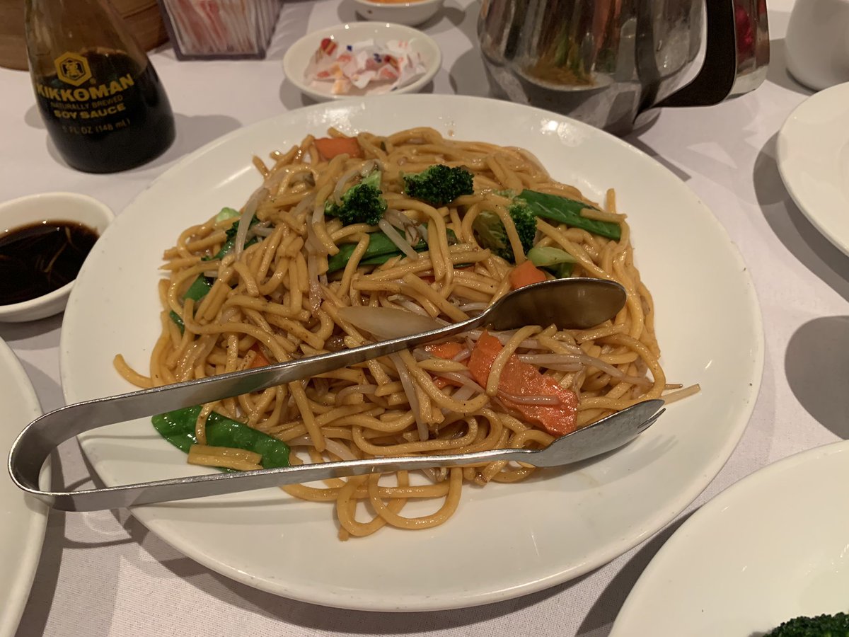 jmajczuk's tweet image. Przy tej okazji druga już kolacja w tej samej restauracji #Dimsumgogo #Chinatown obowiązkowo kurczak Generała Tso - danie kultowe w USA (fot. 1) 😊😁🍜👍#NYC #kolacja #wakacje #pycha