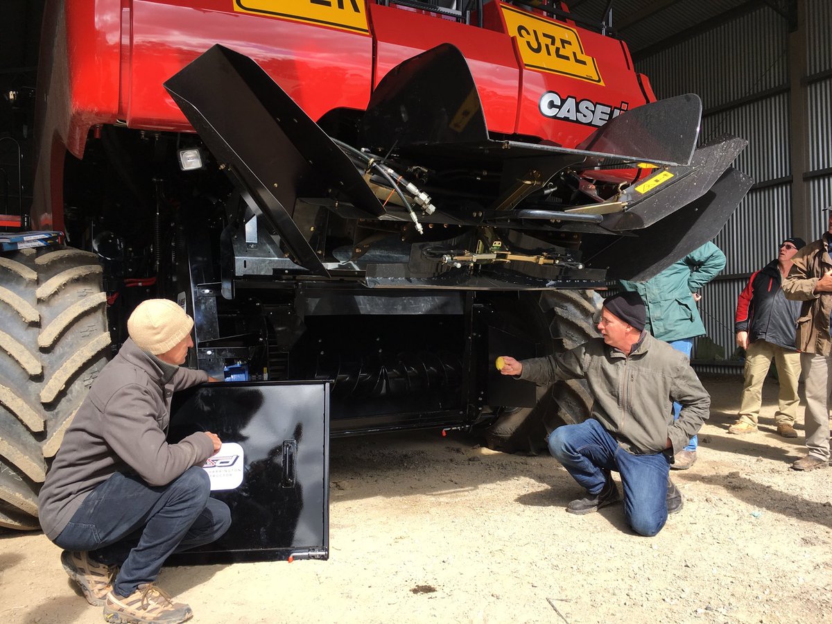 @weedsmartweek <a href="/BignellCraig/">Craig Bignell</a> &amp; <a href="/peterdnewman/">Peter Newman</a> discuss set up of the vertical iHSD. <a href="/WeedSmartAU/">WeedSmart</a> <a href="/mcintoshandson/">McIntosh & Son</a>