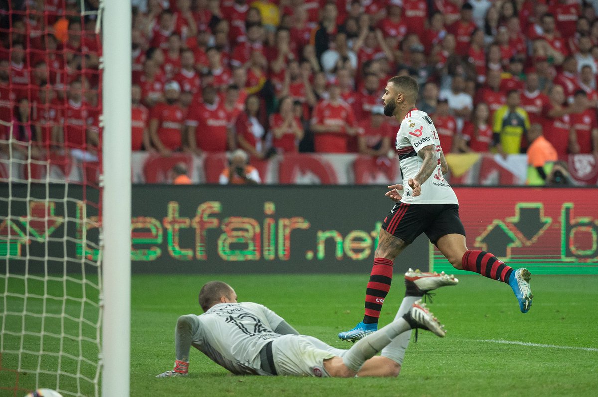 Flamengo's tweet photo. O NOSSO ARTILHEIRO! O NOSSO HOMEM GOL! 

Muito prazer, GABIGOL! ❤️🖤⚽️

📸: Alexandre Vidal/CRF https://t.co/dsaUqR0QVv