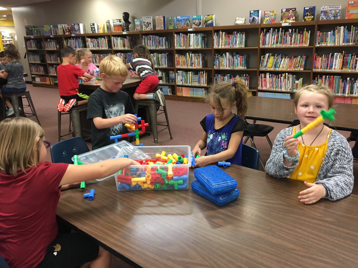 SandmanGrade1's tweet photo. Our first day in Makerspace trying out the building tools! @Westview66 #westviewproud https://t.co/9whGaX4iw1