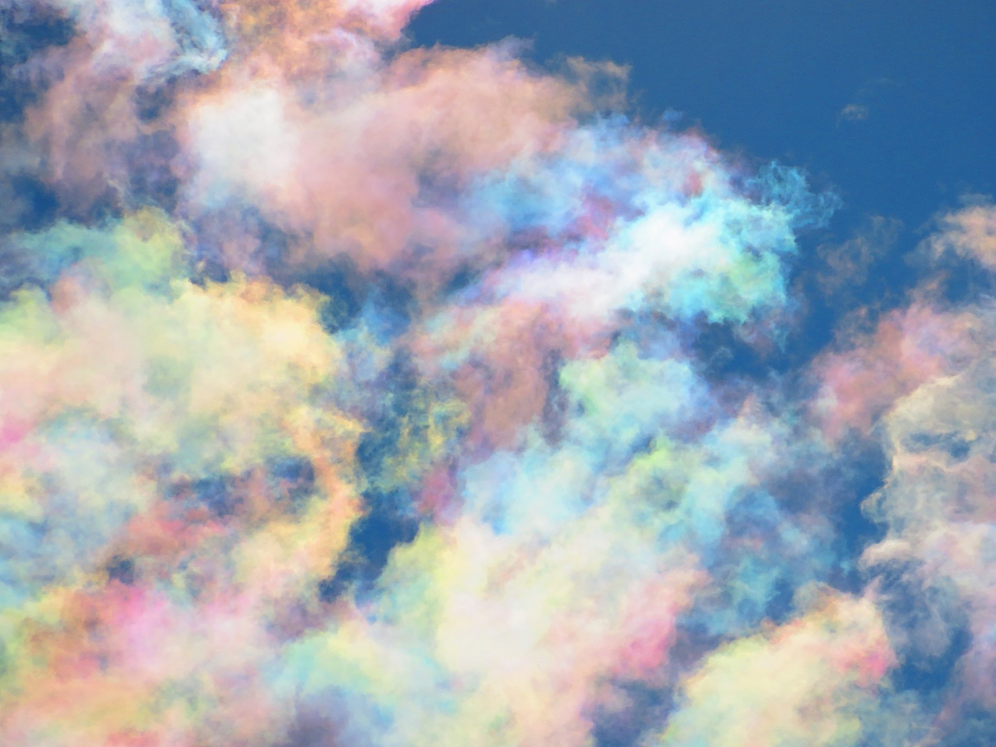 荒木健太郎 すごい彩雲に出会った 高い空の雲たちが太陽の近くで鮮やかな虹色に 肉眼でもよくわかる綺麗な空の彩りに 思わず見惚れてしまった T Co Rbmm5feo84 Twitter