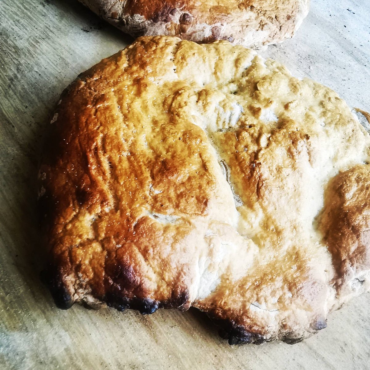 chefpaulnatrall's tweet photo. Stone baked Bannock for our venison tacos tomarrow! Special request for this catering order
#specialdelivery #mrbannock #streetfood#caterer #indigenouscuisine #stonebaked #700degrees #2ndgeneration #chef #squamishnation https://t.co/3ijADdFXNO