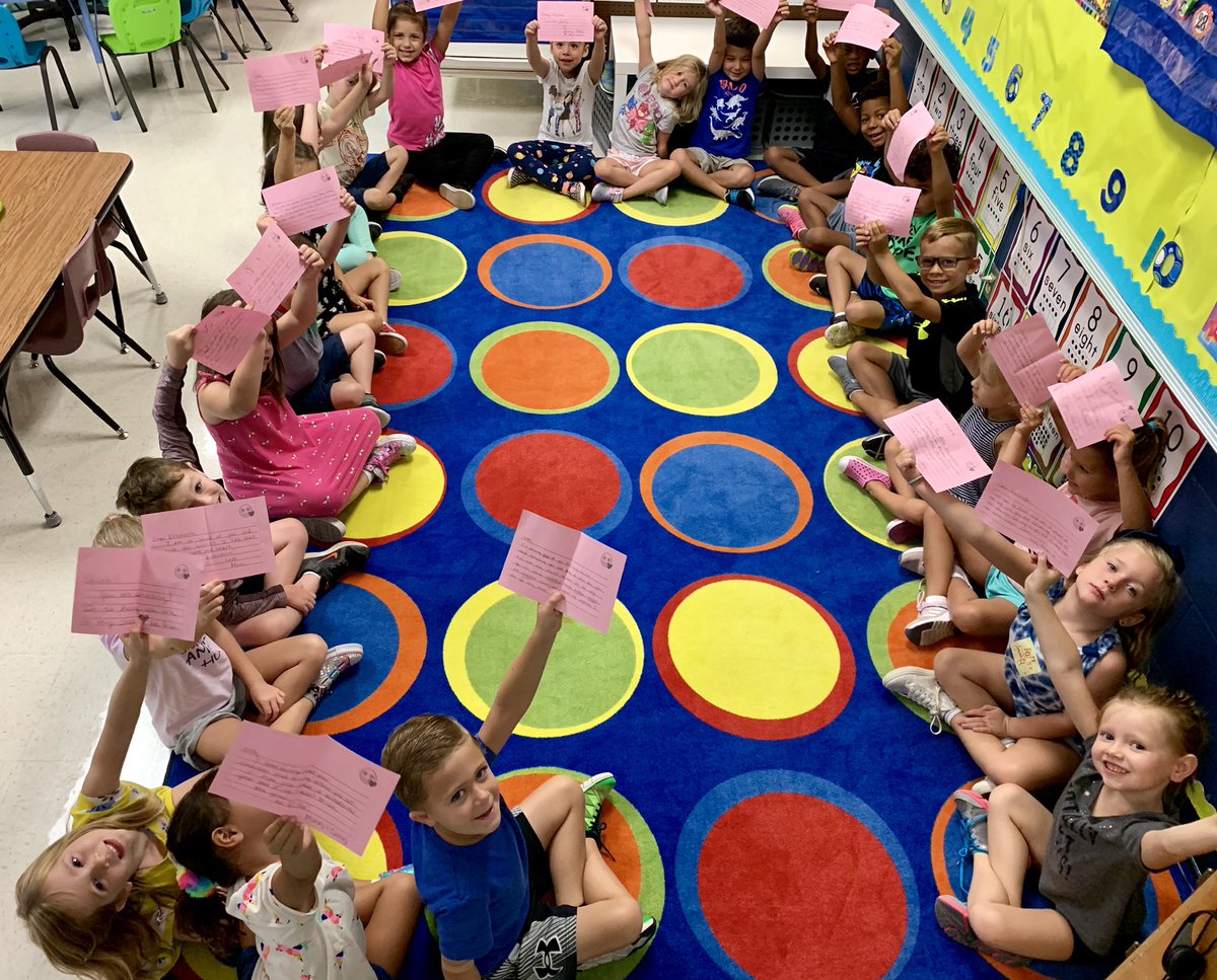 JCPrice331's tweet image. Capturing Kids Hearts during morning meeting with affirmations from Mom and Dad! @FairOaksRanchES