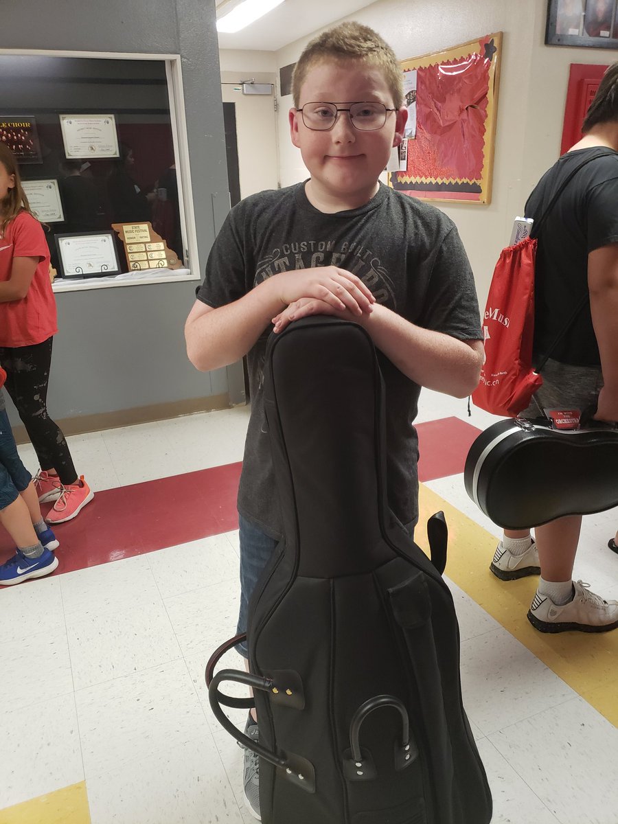 Wesley31713293's tweet photo. 5th grade Orchestra Night - Tanner's 1st instrument #pickmyinstrument #cello #beginnerstrings @JarushaG https://t.co/RCytqX1lXl