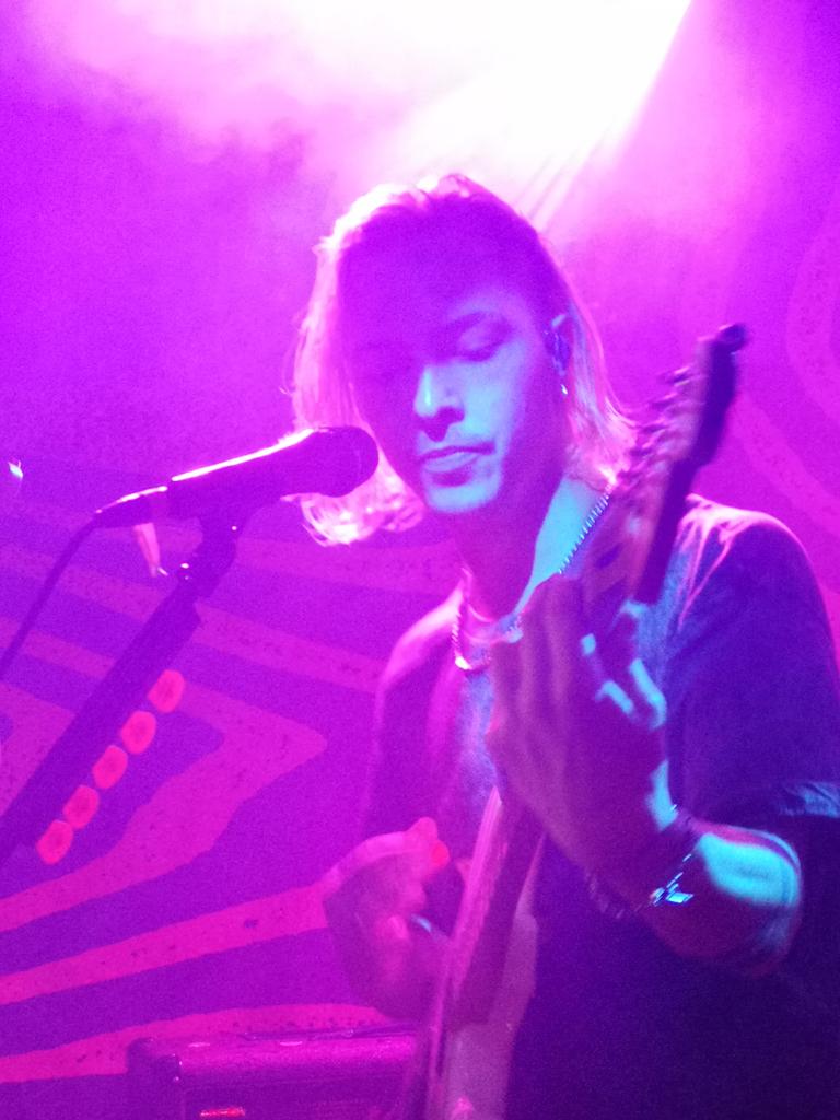 06Griff's tweet image. Best photos of the night #fuckhightimes highlight of the night carrying Ryan so he could hang from the lights 💪@THEHUNNABAND