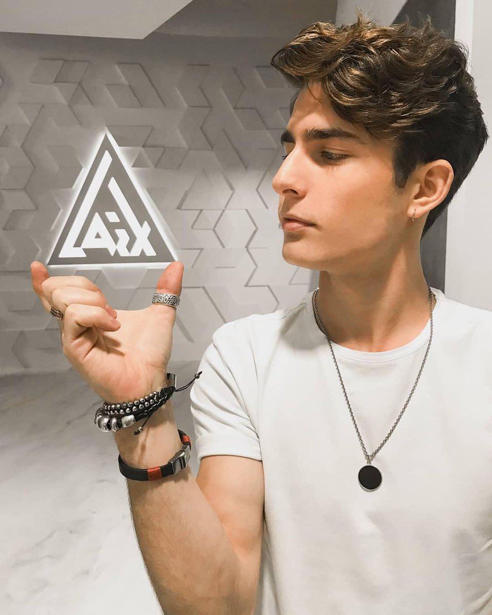 soyalexook's tweet photo. ¡Ya lo ven, #MegaGente! En @Laix_Network siempre tenemos tiempo para ser creativos 😂 ¡Gracias @MarcosGoldenok por darme la oportunidad de pertenecer a esta constelación de influencers únicos! #TeamLaix ✨ https://t.co/vENSgoJWdc