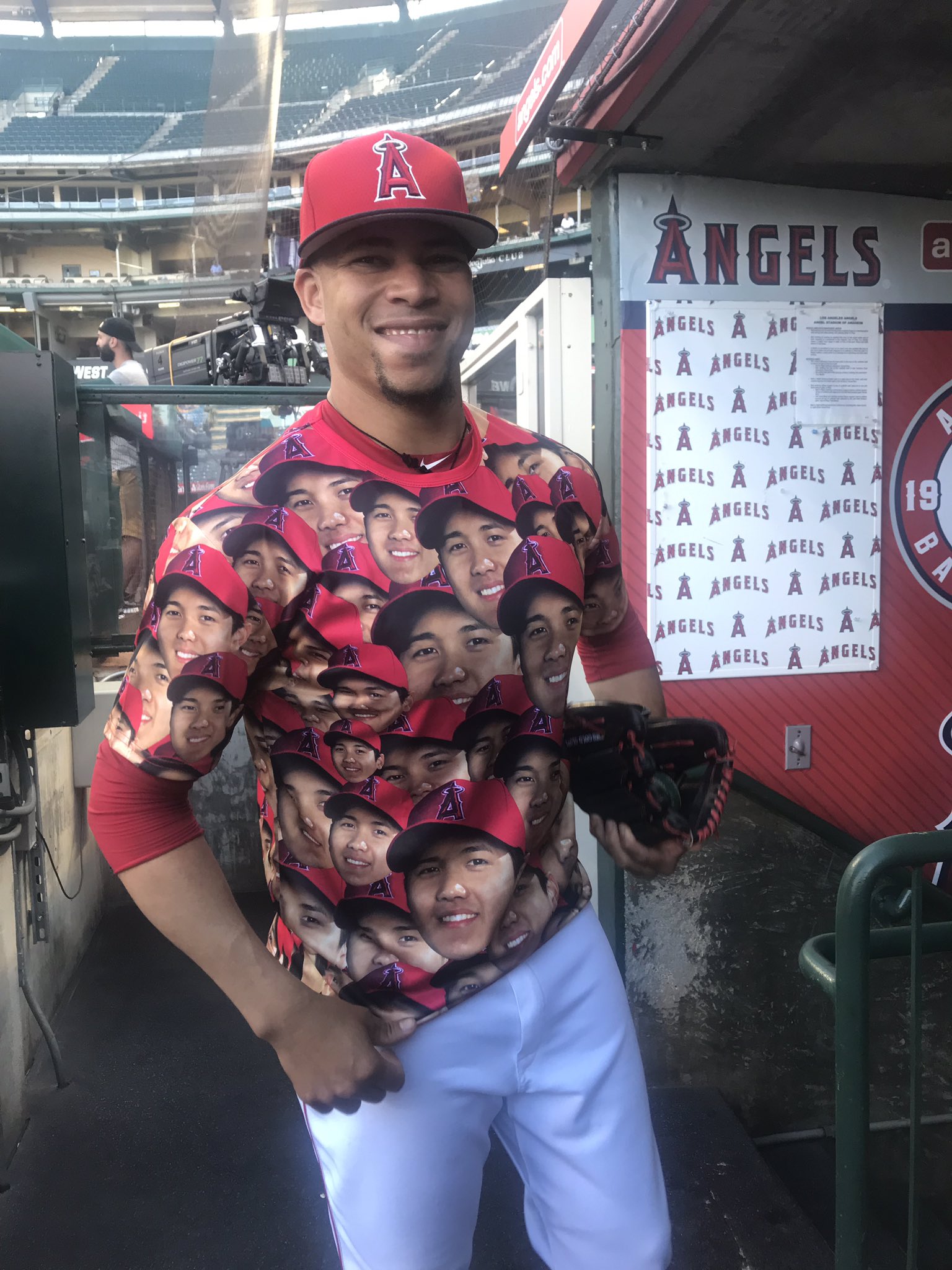 X 上的Fabian Ardaya：「Hansel Robles is modeling the Shohei Ohtani