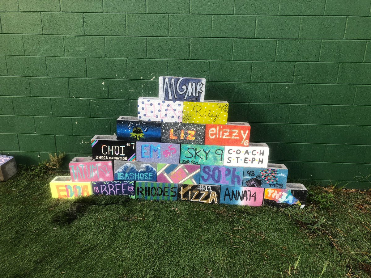 Peep our wall of bricks... missing a few but it’ll be complete just in time for the Stickoff .... oh yeah don’t forget to come out and support ur v-fock ladies this weekend 😝😝 #allin #letsgo #paquito #weekendsarefordubs