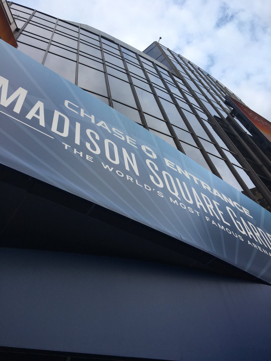 MortgageWord's tweet image. The piano man at msg. ✅bucket list. 🍺