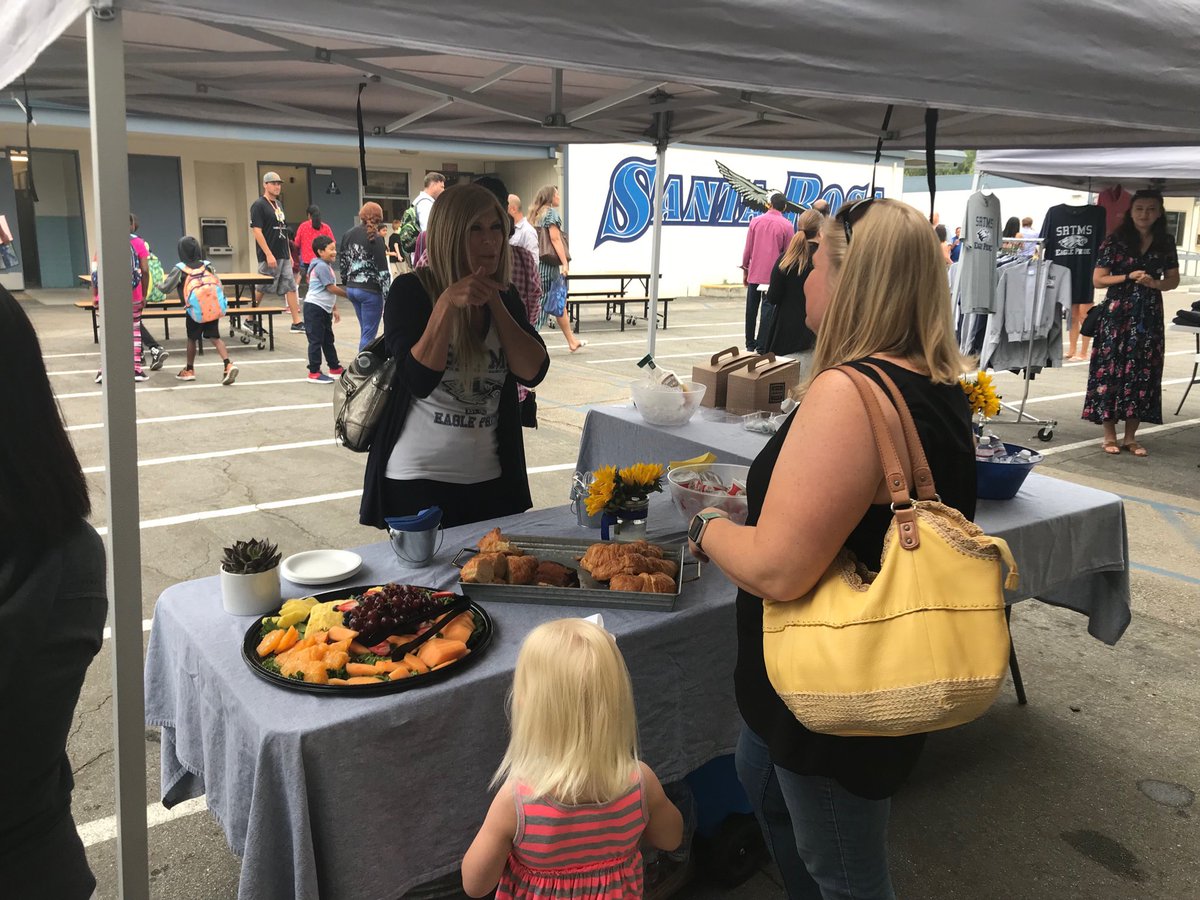 mbennett81094's tweet photo. 1st day B2S-Mr. Borchard’s mantra:”Be the reason someone smiles today!” Ss &amp; Principal role reversal of the rules: 1)Say “Stop!” 2)Walk away 3)Play a different game 4)Get an adult. PTO sponsored :)&amp;food w/Eagle Pride! @SRTMSEagles⁩ ⁦@PVSDCamarillo⁩ https://t.co/kw6Jx9fhOw