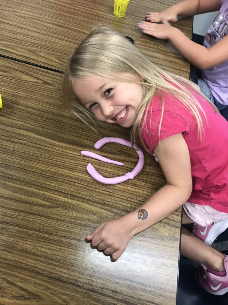LandesJ's tweet photo. The first few days are under our belts. We love play-doh power buttons, learning to login and sign out, and even braiding hair! Look at these smiles! I have the best job. #LincPride  #lovinglongfellow https://t.co/qkgszuS7RQ