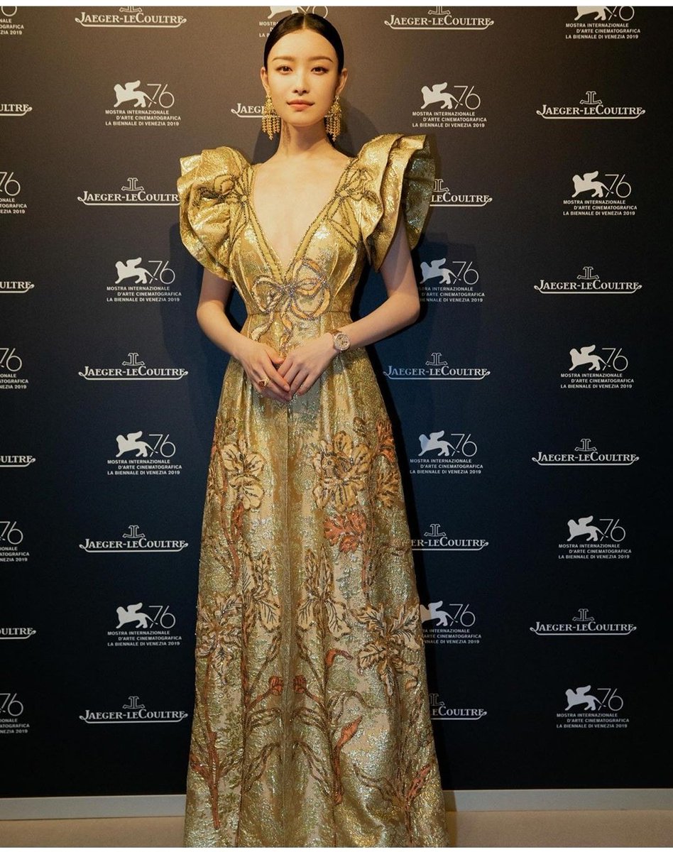 UpdatesNiNi's tweet photo. Ni Ni, pictured with Nicholas Hoult and dressed in Gucci, stuns at Jaeger LeCoultre at Venice Film Festival. 

#NiNi #倪妮  https://t.co/fnPUohhTQZ