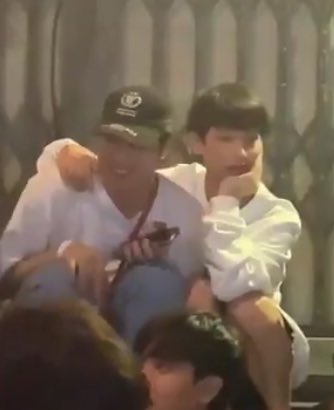 OffGun_0110's tweet photo. With friend                      With boyfriend
#ออฟกัน https://t.co/BvnyqgUqHo